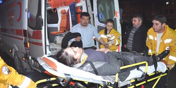 Takla atan otomobilde üç kişi yaralandı