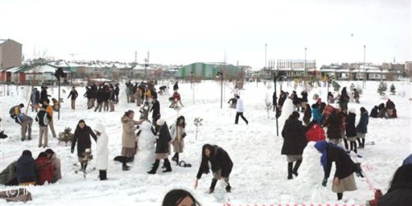 ��renciler en g�zel kardan adam� yapmak i�in yar��t�