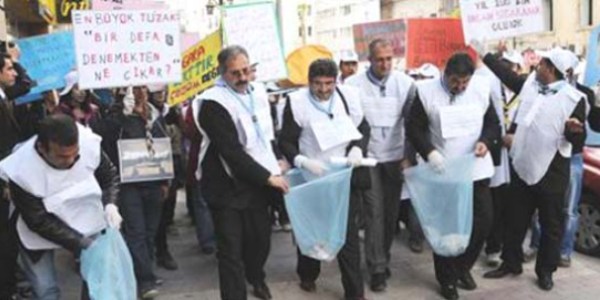 ��rencilerden 'sigara tabutlu' eylem