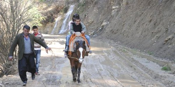 At sırtında taşımalı eğitim/ Video