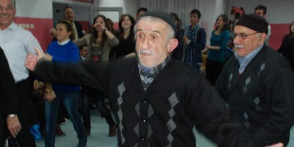 Gençlere taş çıkardılar