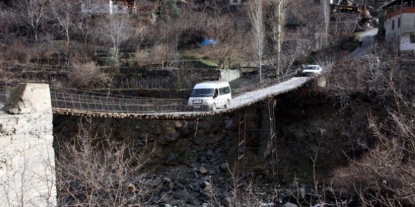Evlerine ulaşmanın tek yolu asma köprü