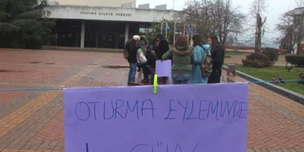 ��renciler eylemden, g�venlik�iler m�dahaleden vazge�miyor