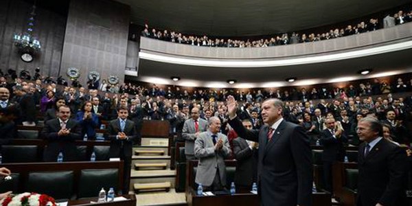 Cemil �i�ek'ten AK Parti'ye balkon uyar�s�