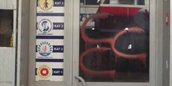 Adıyaman'da bazı binaların duvarlarına üç hilal çizildi