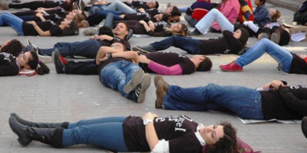 Üniversite öğrencileri cadde üzerinde yattı