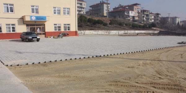 Şanlıurfa Vali Güvenç türkü eşliğinde parke döşedi