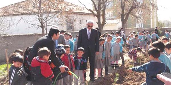 Kaymakam öğrencilerle fidanı dikti
