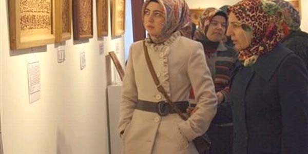 Uşak'ta hat sanatının ahşapla buluşması sergisi