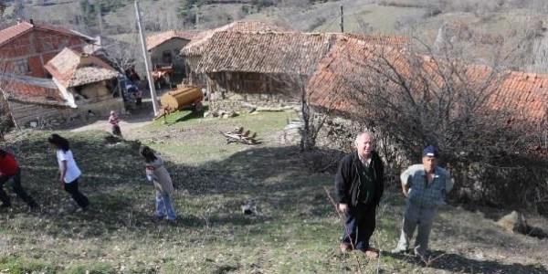 Devlet, heyelan olan köyü 15 yıl sonra hatırladı