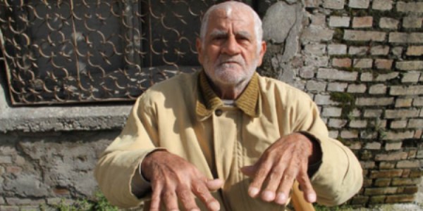 Ağır engelli yaşlı adam 13 yıldır emekli olamıyor