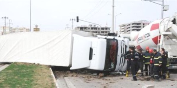 Lastiği patlayan Tır cipe çarpıp devrildi; 4 yaralı