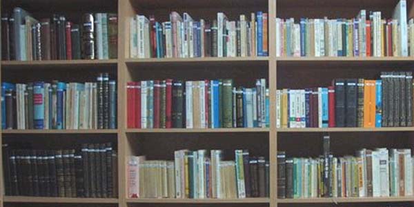 Emekli öğretmen 60 yıllık kütüphanesini bağışladı