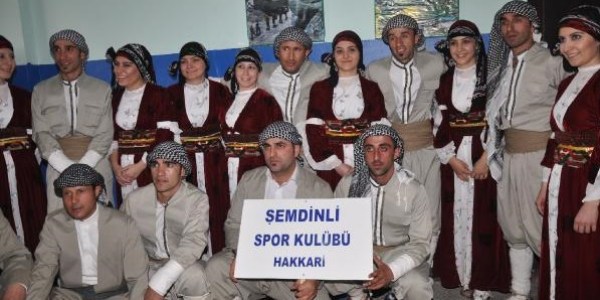 Öğretmen folklorcüler büyük alkış aldı