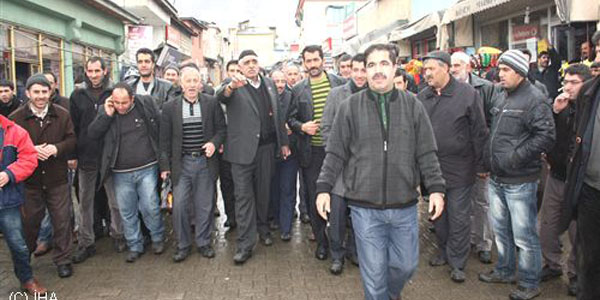 Veliler okul için yürüdü...