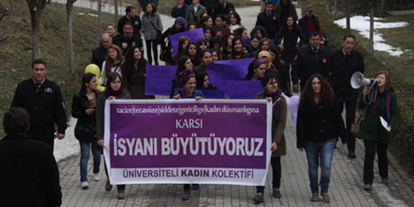 Öğrenciler, Aile ve Sosyal Politikalar İl Müdürlüğü'ne pankart astı