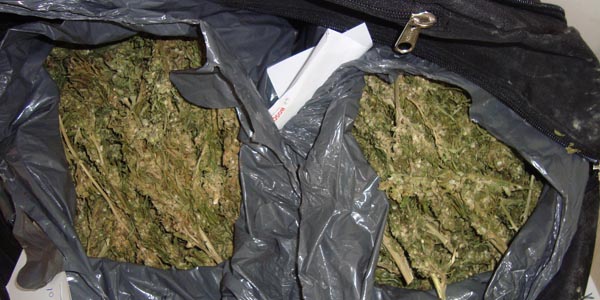 Polisi g�r�nce esrar �antas�n� ara�tan att�lar