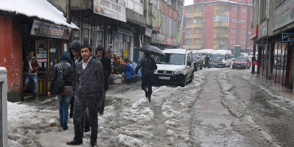 Yüksekova'da bazı cadde ve sokaklar su altında kaldı