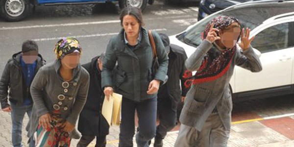 Hurda toplayan 3 genç kız hırsızlık suçundan gözaltına alındı