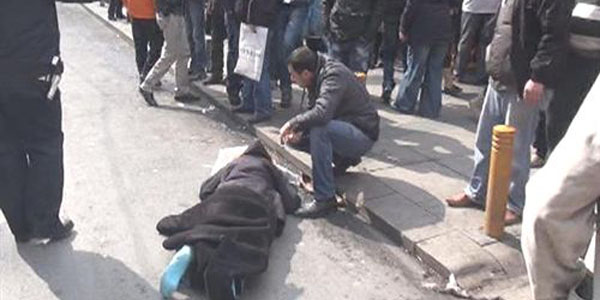 Ehliyetine el konulan taksici yaşlı kadına çarptı