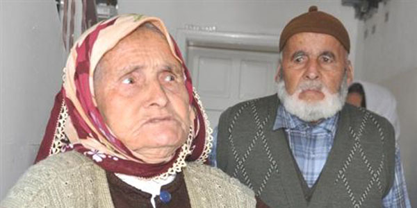 Evlerine gelen 'ben sizin komşunuzum' diyen kadına 100 tl ve altın yüzüğü verdiler