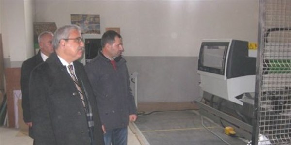 Bingöl Valisi Güvençer, havaalanı inşaatında incelemelerde bulundu