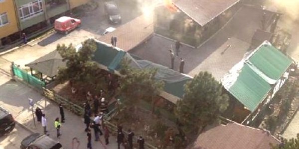 Şömineden sıçrayan kıvılcım kafeyi yaktı