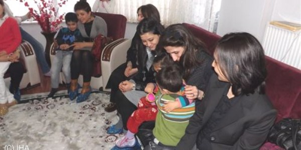 Ağrı Huzurevi'nde kalan yaşlılara öğle yemeği