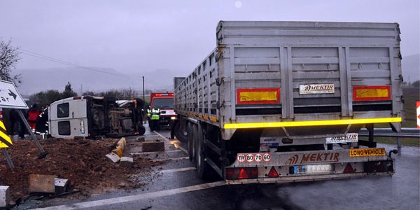 Öğrenci servisiyle tır çarpıştı: 7 yaralı