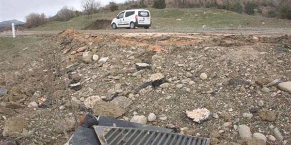 Mayınlı saldırı sonrası oluşan çukur kapatıldı