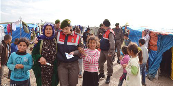 Jandarma ikna etti tarlada çalışan 20 çocuk okula başladı