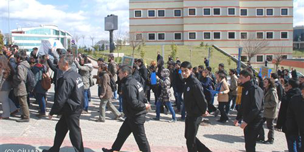 Arkada�lar�n�n �niversiteden uzakla�t�r�lmas�n� protesto ettiler