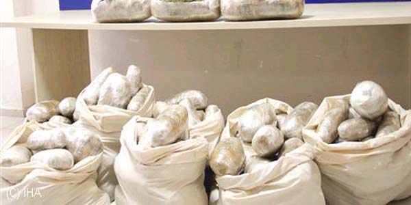 İzmir'de 122 kilo esrar ele geçirildi