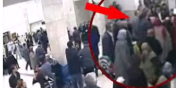 Hasta yakınları sekreteri yerlerde sürükledi/ Video