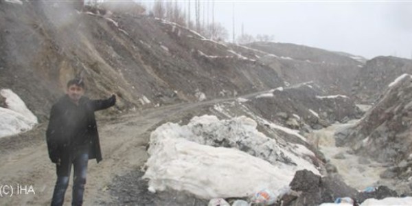 Heyelanın kapattığı mahalle yolu iki gün sonra açıldı