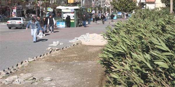 Adıyaman'da şiddetli rüzgar hayatı etkiliyor