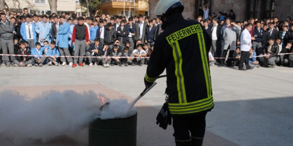 Okulda yapılan tatbikatta, yangın söndürme tüpü yakılan ateşi söndürmeye yetmedi