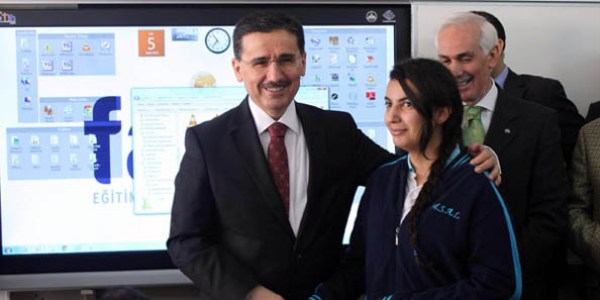 Vali'ye Twit attı tableti kaptı