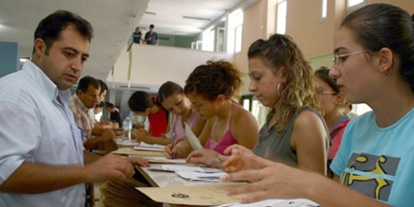 Burs ve ��renim kredisi taahh�t senetlerinin teslim s�resi uzat�ld�