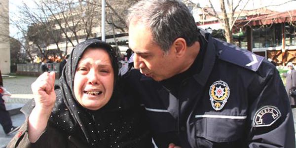 O�lu �ld�r�len anne, adliye �n�nde adalet isterken g�zya�lar�na bo�uldu