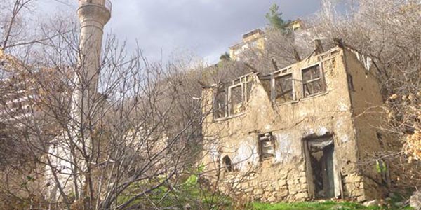 Tarihi cami yan�nda virane ev
