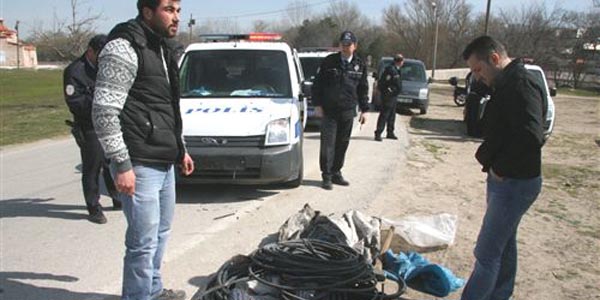 H�rs�zl�k yapt�, polis otosuna �arpt�, yaralanan ailesini b�rak�p ka�t�