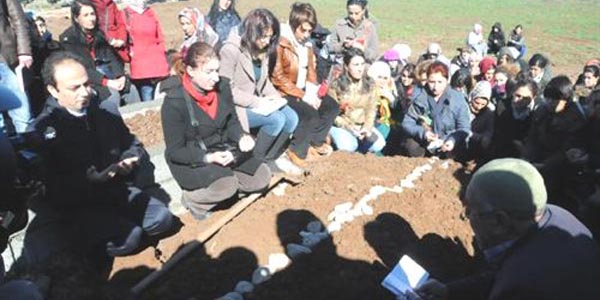Kayınpederi öldürdü, tabutunu kadınlar taşıdı