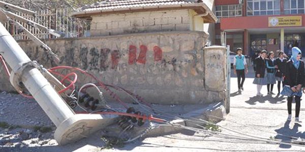 Elektrik direği okulun kapısına devrildi