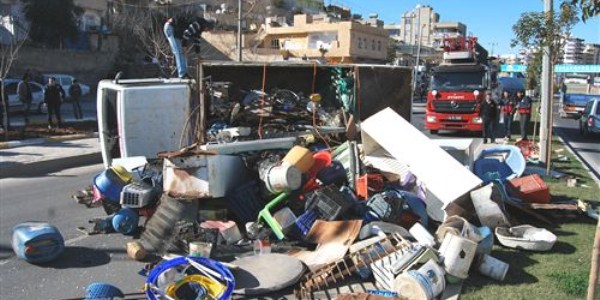 Seyir halindeki kamyonet devrildi: 1 yaralı