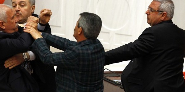 Meclis'te yumruklar konuşuyordu!