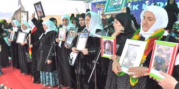 Silopi'de polisten kadınlara karanfil