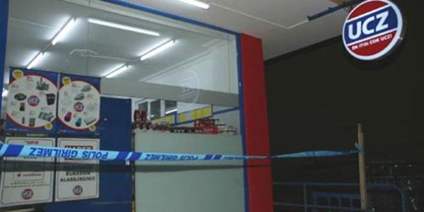 Genç kızın boğazına bıçak dayayıp soygun yaptılar