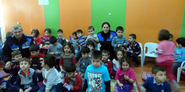 Polisler okullarda bilgilendirme çalışmalarına devam ediyor
