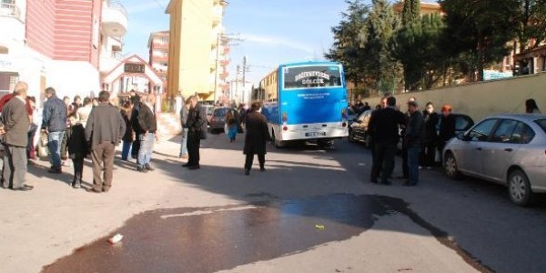 7'nci sınıf öğrencisi okul önünde midibüs altında ölünce, veliler yolu kapattı